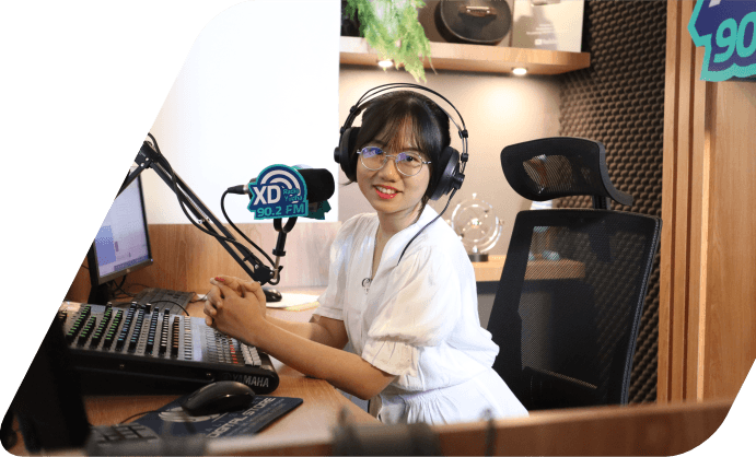 XD Radio cyberpunk presenter